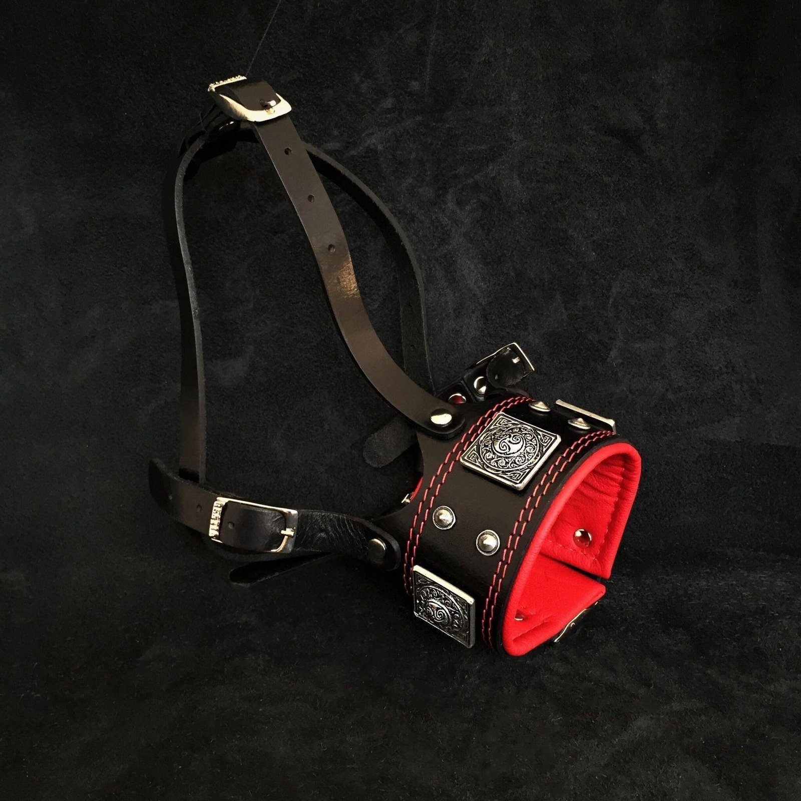 the-eros-muzzle-black-red-788275.jpg The "Eros" muzzle black & red - Image 1