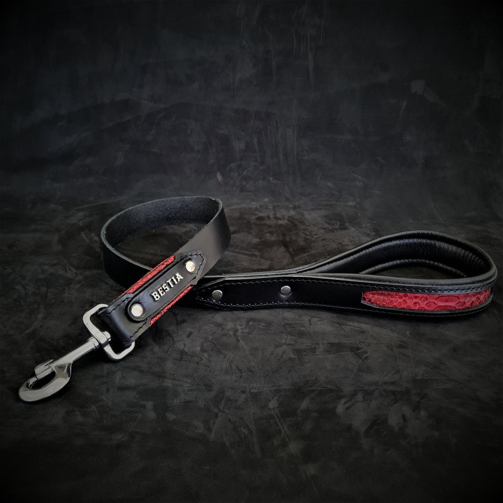 the-red-dragon-leash-146008.jpg The ''Red Dragon'' leash - Image 1
